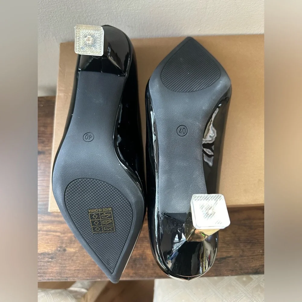 NEW! Size 40 women’s black patent leather pumps with gold and clear heel - Picture 10 of 15